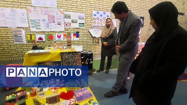 بازدید مدیر آموزش و ‌پرورش حاجی‌آباد از نمایشگاه خلاقیت‌های دانش‌آموزی دبستان استقلال  