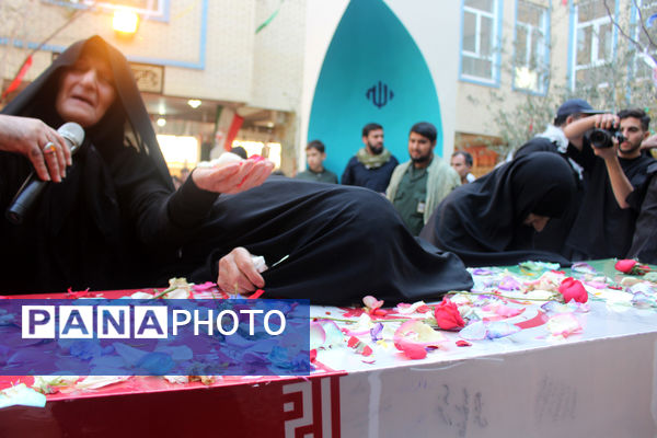 جلوه‌هایی از حضور نوجوانان در مراسم تشییع و خاکسپاری شهدای گمنام