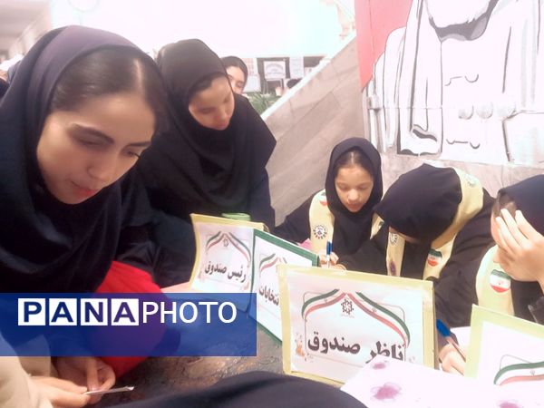 انتخابات شورای دانش آموزی در دبیرستان دخترانه انیس خوش قدم