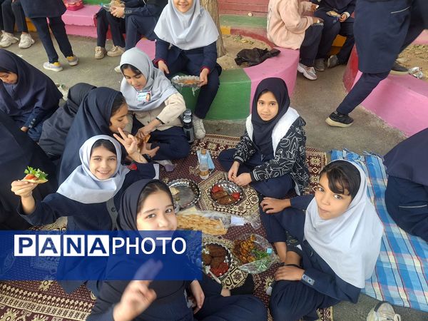 طعم همدلی، عطر امید در جشنواره غذای سلامت روان در مدرسه مهندس رحمانی فرد ناحیه یک مشهد مقدس