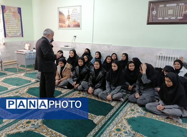 جلسه جهاد اسلامی حجاب و عفاف دختران در دبیرستان حاج مهدی روحانی شهرستان خلیل آباد 