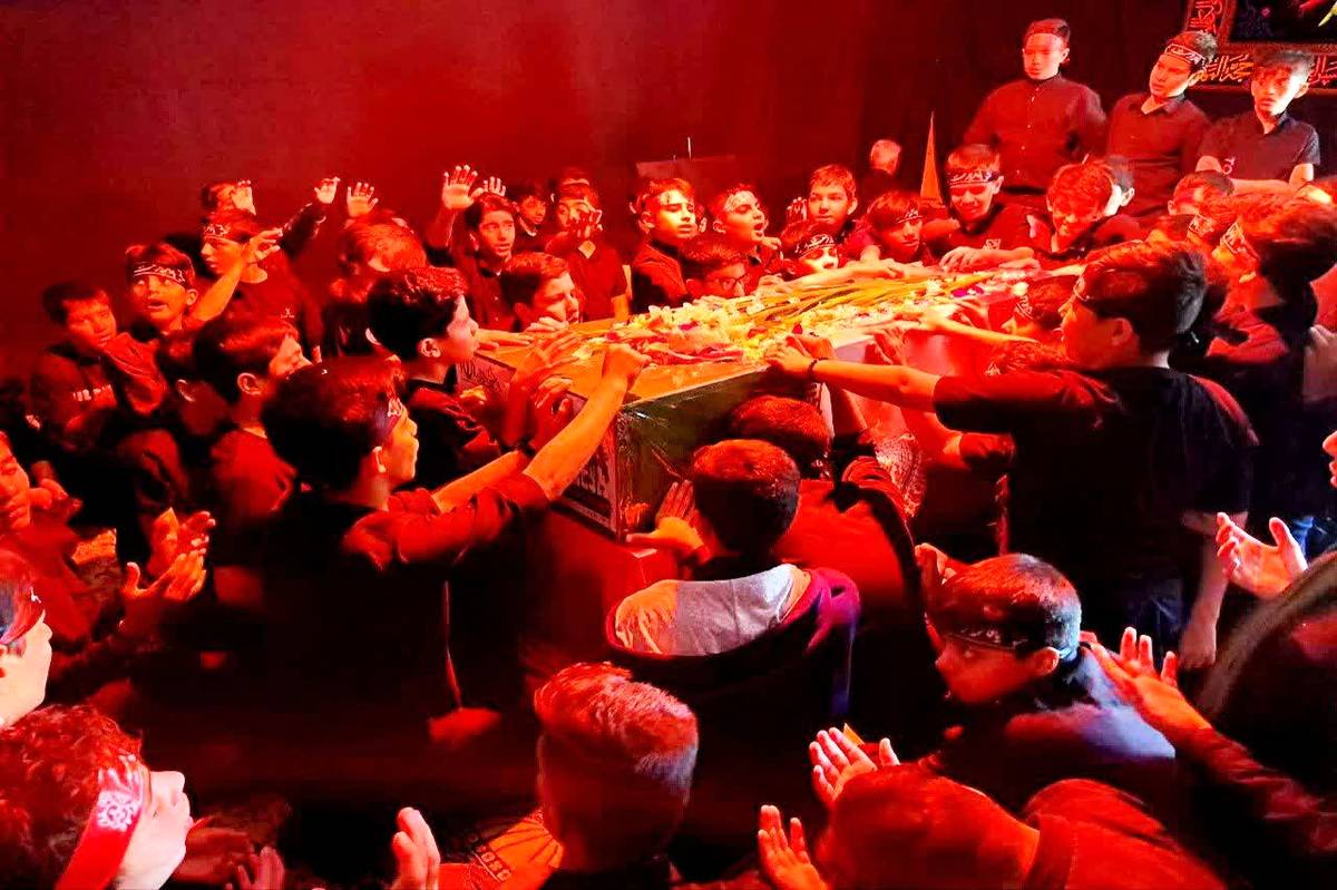 دانش آموزان اشکذری با حضور شهید گمنام نوحه ایرانِ فاطمی را ضبط تصویر کردند