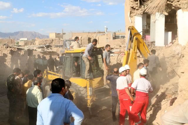 بازدید استاندار خراسان رضوی از مناطق زلزله زده و مصدومان آن در کاشمر 
