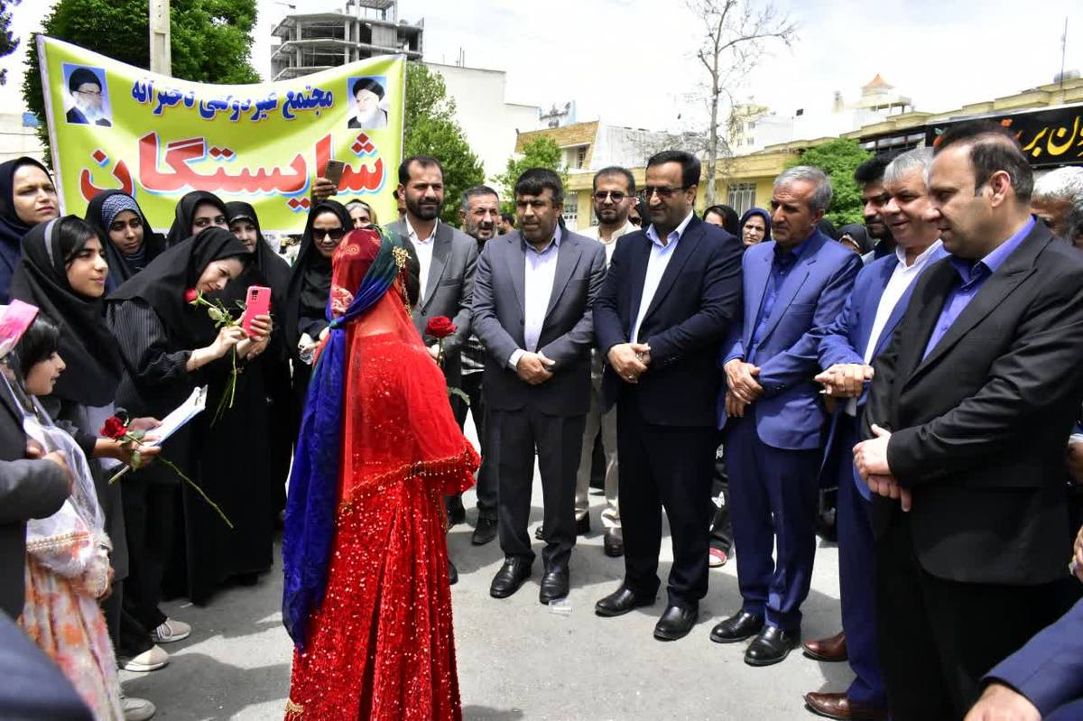 دانشآموزان یاسوجی با اهدای گل در مصلی نماز جمعه از مقام شامخ معلمان تجلیل کردند