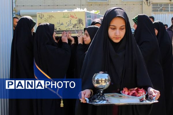 در زمین، گمنام اما در آسمان، خوشنام