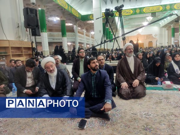 اجتماع دختران دانشجو در حرم مطهر حضرت معصومه (س) به مناسبت روز دختر  