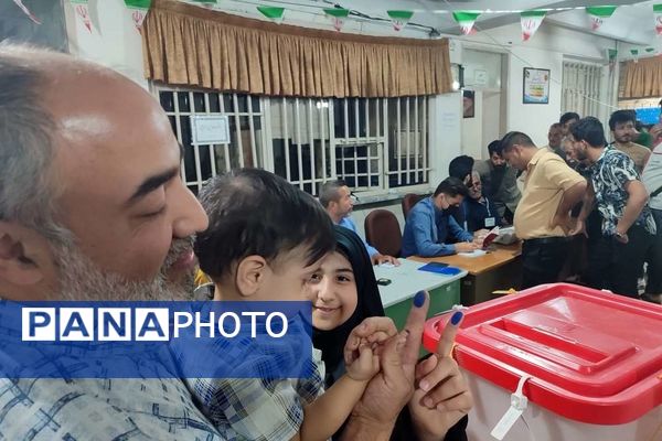 مرحله دوم انتخابات ریاست‌جمهوری باحضور مردم ولایت‌مدار مشهد در هنرستان ایراندخت 