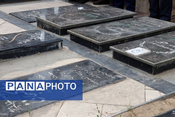 مراسم غبارروبی مزار شهدای فرهنگی در پاکدشت 
