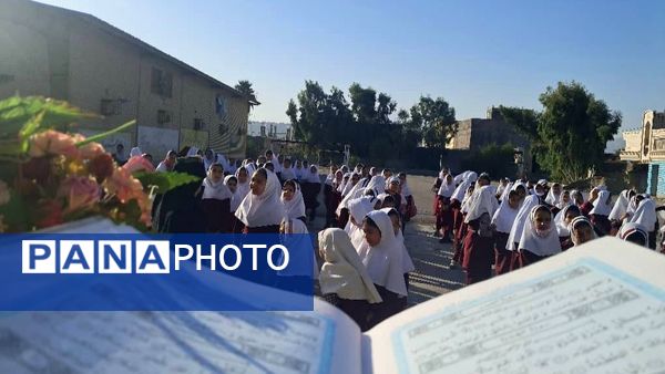 دیدار صمیمانه مأموران نیروی انتظامی با دانش‌آموزان دبستان استقلال 