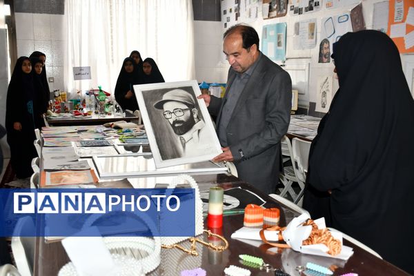 برپایی نمایشگاه آثار دانش‌آموزی در مدرسه متوسطه اول نمونه دولتی امام رضا (ع) فیض‌آباد