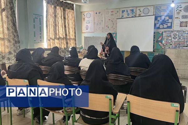 بازدید دانش‌آموزان فیروزکوهی از پژوهش‌سرای شهدای هسته‌ای 