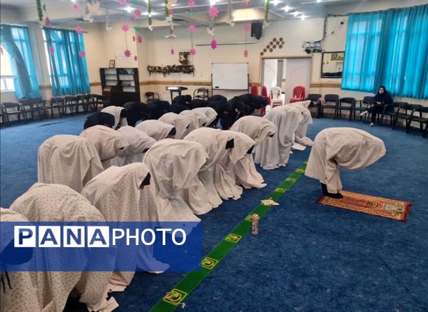 برگزاری نماز جماعت دبیرستان شهید تیمسار فلاحی ناحیه یک کرج