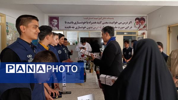 تجلیل از دانش آموز خبرنگاران پسر فعال در مانور خبرگزاری پانا در سازمان دانش آموزی استان خراسان رضوی
