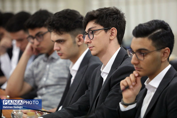نشست صمیمی وزیر آموزش و پرورش با مدال آوران المپیادهای جهانی