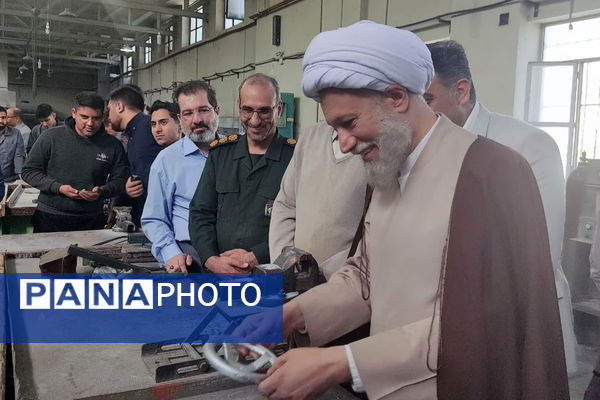 بازدید نماینده ولی فقیه استان فارس از هنرستان طالقانی در آستانه هفته بسیج