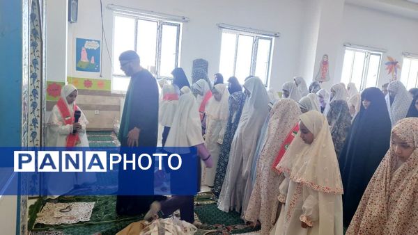 نماز مادر و دختری به مناسبت روز دانش‌آموز در دبستان دخترانه اندیشه