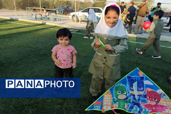 جشنواره بادبادک و بازی‌های بومی محلی در پایگاه دریایی بوشهر 