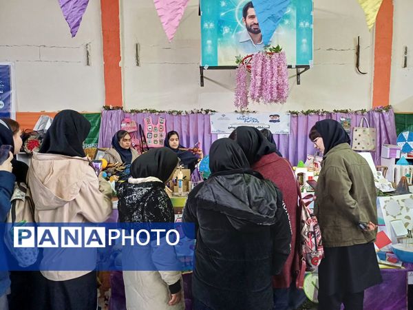 اختتامیه نمایشگاه دستاوردهای پژوهشی و فناوری دانش‌آموزان در دبیرستان شهید احمدی روشن فردیس