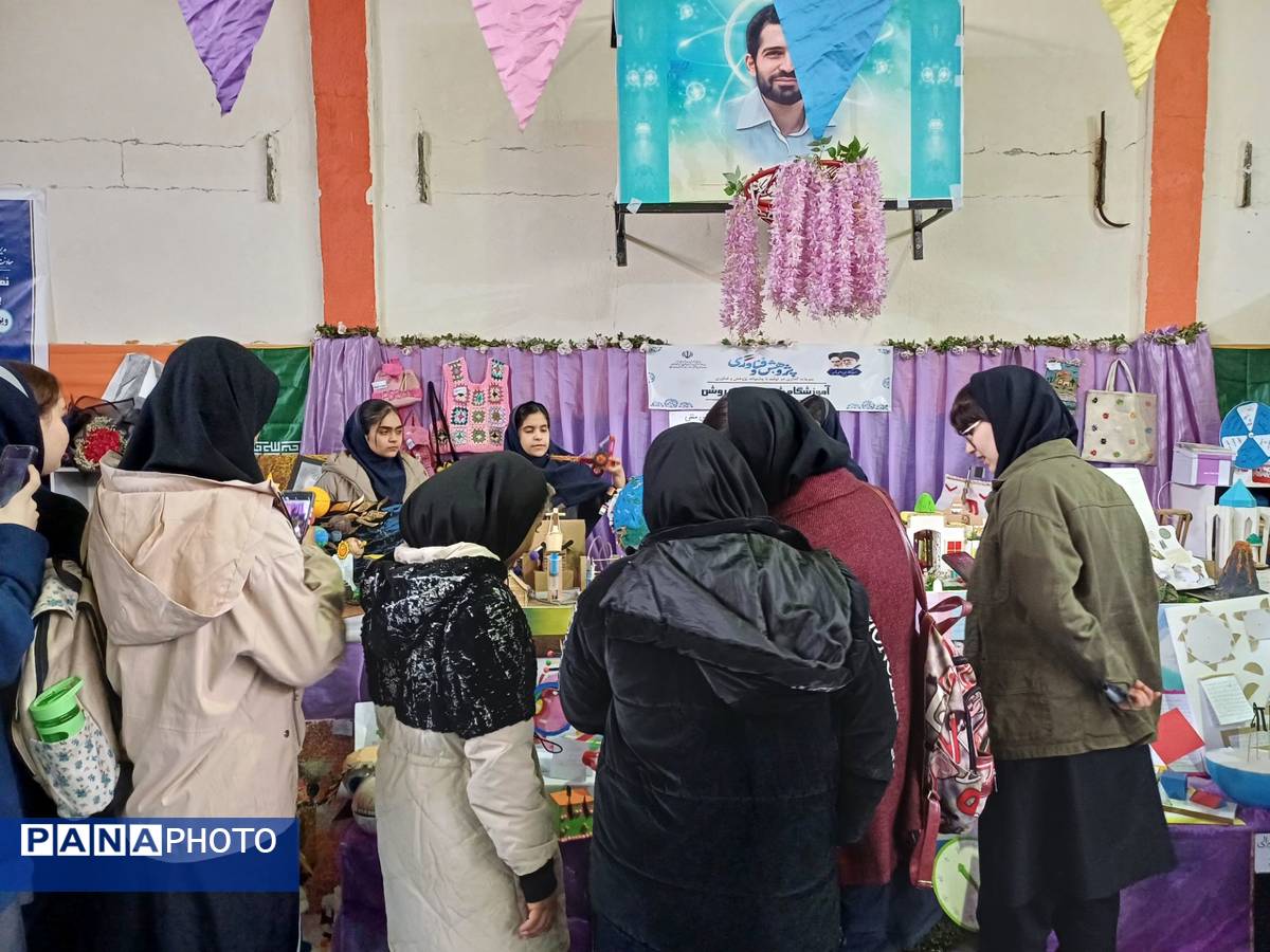 اختتامیه نمایشگاه دستاوردهای پژوهشی و فناوری دانش‌آموزان در دبیرستان شهید احمدی روشن فردیس