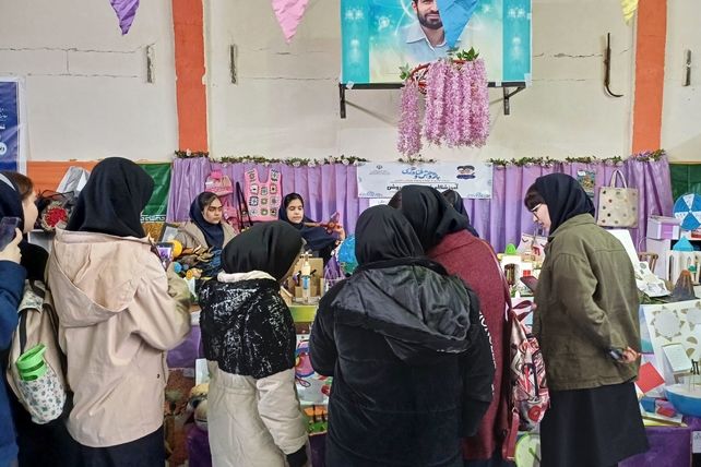 اختتامیه نمایشگاه دستاوردهای پژوهشی و فناوری دانش‌آموزان در دبیرستان شهید احمدی روشن فردیس