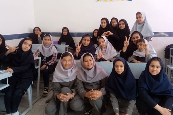 عکس یادگاری دانش آموزان مدرسه ی شهید نجفی