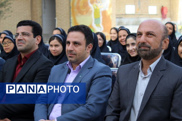 آغاز هفته دفاع مقدس و جشن ورود دانش‌آموزان پایه هفتم در دبیرستان عدالت جوادآباد