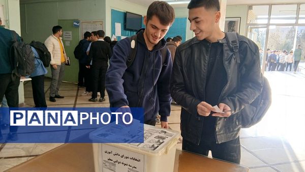 برگزاری بیست‌وهشتمین دوره شورای دانش‌آموزی دبیرستان نمونه دولتی معلم شهرستان ساوجبلاغ