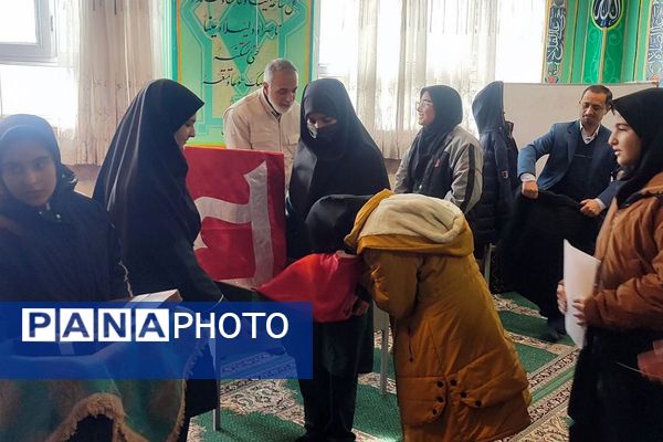  آیین پرچم‌گردانی به یاد امام حسین(ع) در مدارس فیروزکوه