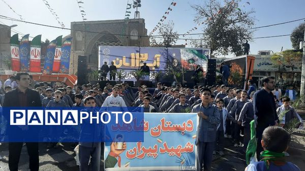 راهپیمایی پرشور دانش آموزان ساوجی در یوم الله ۱۳ آبان
