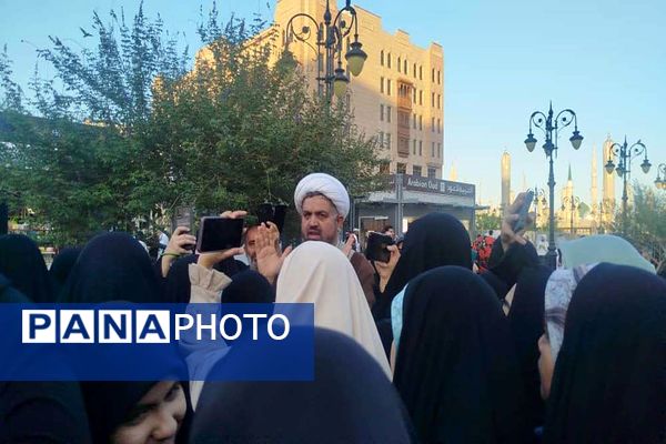 از پشت میز نیمکت تا زیر آسمان مدینه