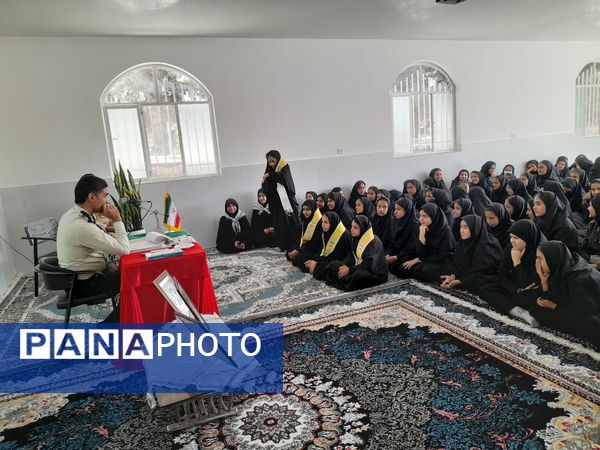 جلسه پیشگیری از آسیب‌های فضای مجازی همزمان با هفته نیروی انتظامی در آموزشگاه تکتم 