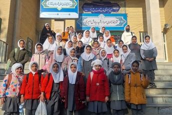 گرامیداشت هفته کتاب و کتابخوانی با حضور دانش‌آموزان مدرسه پروین اعتصامی 