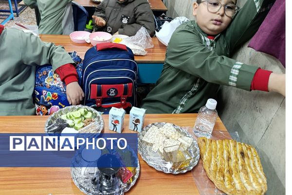 ترویج تغذیه سالم با همکاری سفیران سلامت در مدرسه پسرانه شهید رجایی