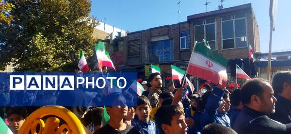 حضور پرشور دانش‌آموزان دبستان پسرانه فضیلت در راهپیمایی یوم‌الله ۱۳آبان 