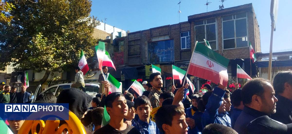 حضور پرشور دانش‌آموزان دبستان پسرانه فضیلت در راهپیمایی یوم‌الله ۱۳آبان 