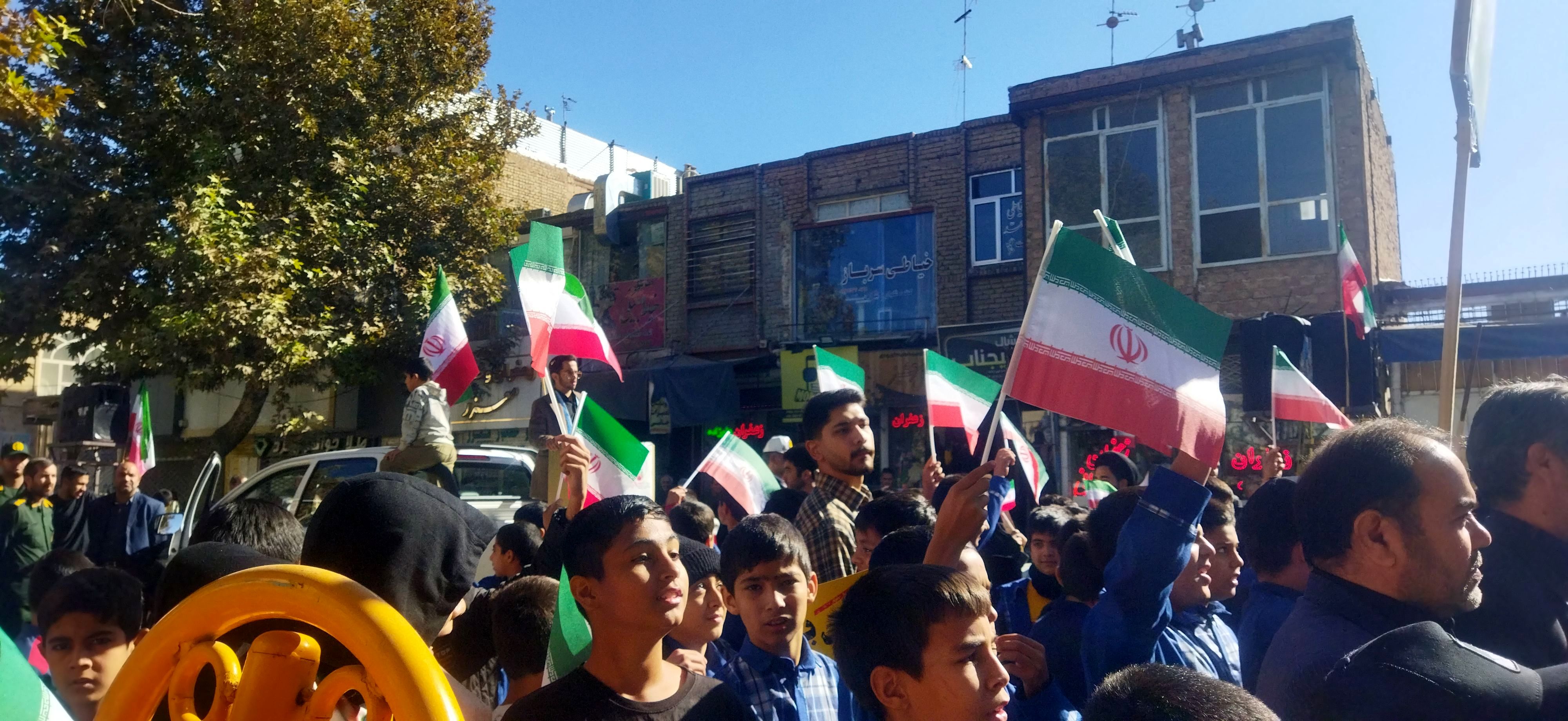 حضور پرشور دانش‌آموزان دبستان پسرانه فضیلت در راهپیمایی یوم‌الله ۱۳آبان 