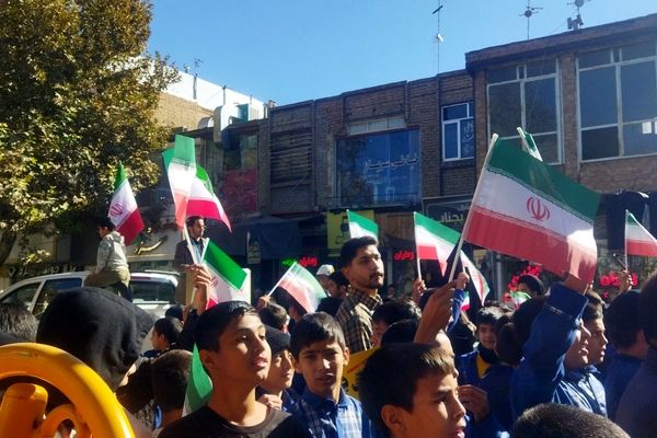 حضور پرشور دانش‌آموزان دبستان پسرانه فضیلت در راهپیمایی یوم‌الله ۱۳آبان 