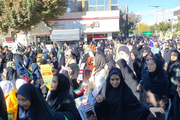 حضور باشکوه و جلوه گر دانش آموزان و اقشار مردم شهرستان شیروان در راهپیمایی ۱۳ آبان