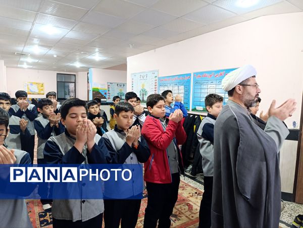 برگزاری نماز جماعت و محفل انس با قرآن در دبستان معلم 2 آشخانه 