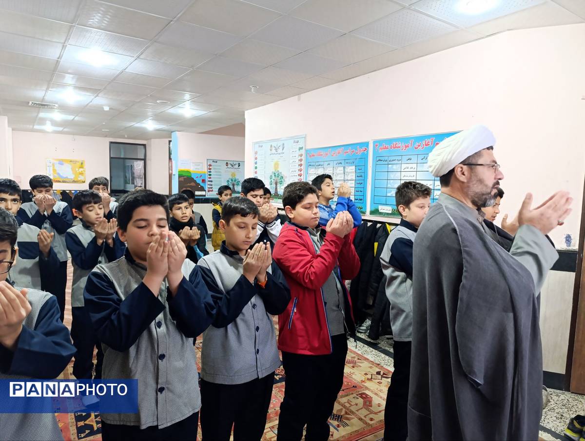 برگزاری نماز جماعت و محفل انس با قرآن در دبستان معلم 2 آشخانه 