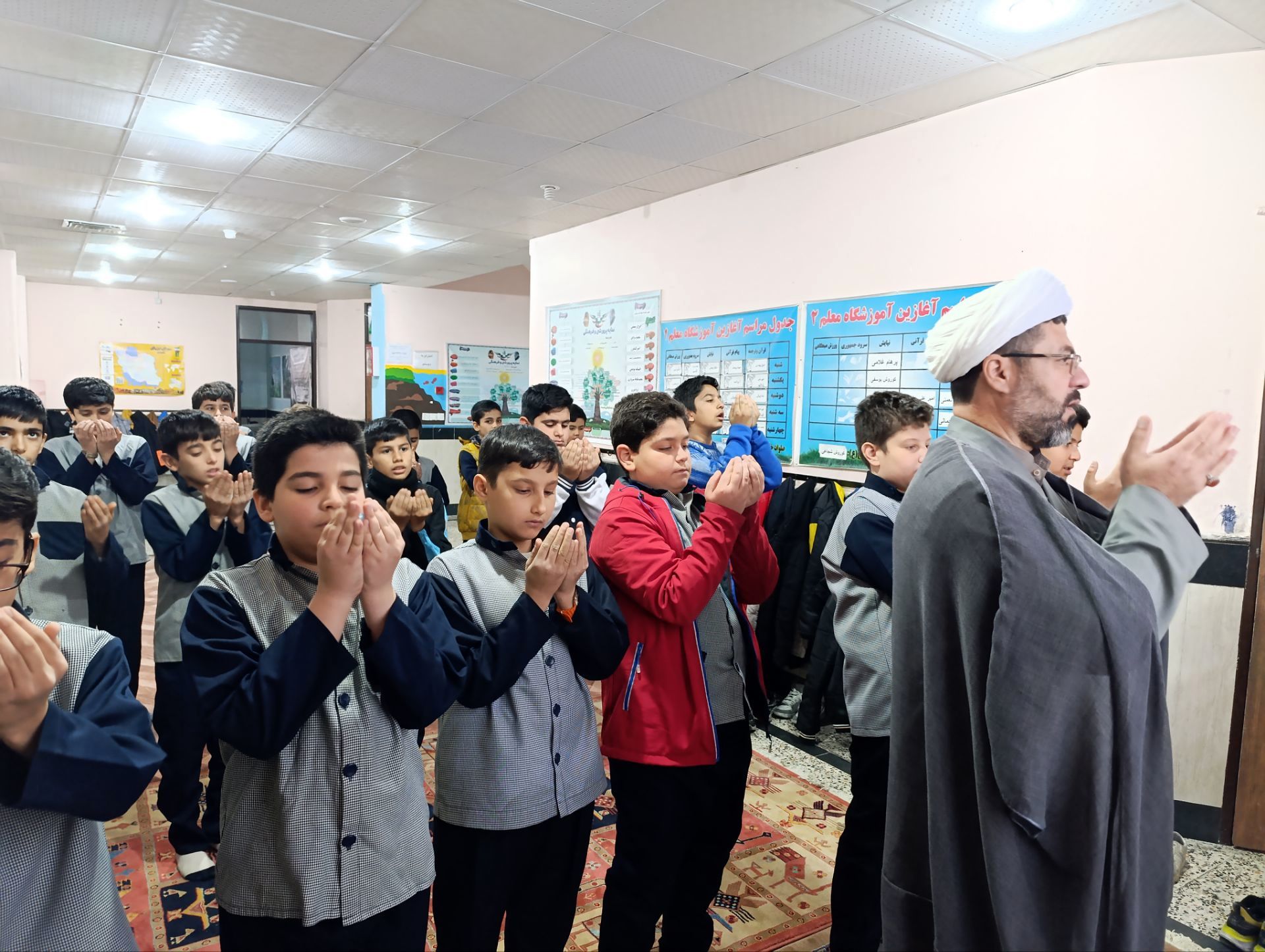 برگزاری نماز جماعت و محفل انس با قرآن در دبستان معلم 2 آشخانه 