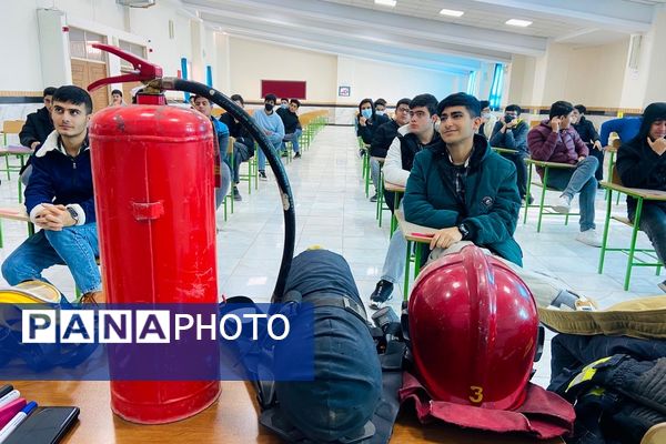  آماده‌سازی مانور زلزله با آموزش آتش‌نشان‌ها در مدرسه نمونه‌دولتی شهید مطهری رباط‌کریم
