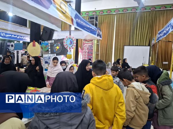 بازدید دانش آموزان مدرسه شهید عامری از نمایشگاه پژوهش و فناوری در خلیل آباد