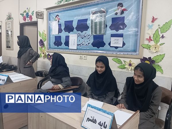 تحویل کارنامه در دبیرستان نمونه اندیشه