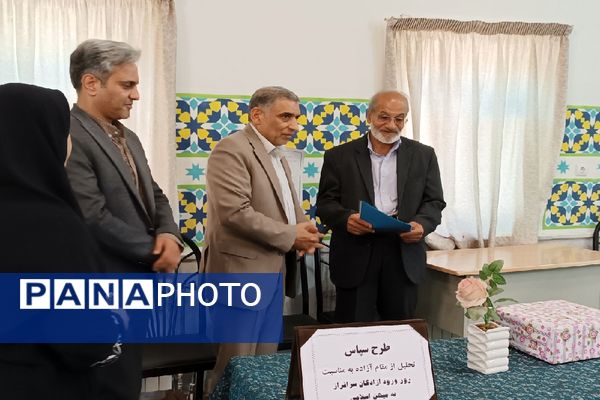 مراسم تجلیل و تکریم مقام آزاده در دبیرستان شاهد شهید حمامی ناحیه ۶ مشهد