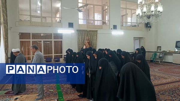 برپایی نماز جماعت در مکتب النرجس