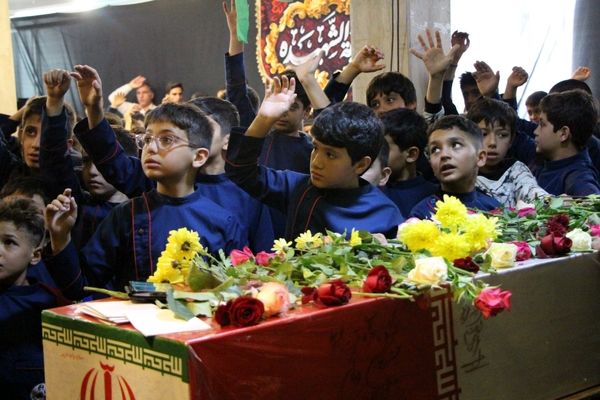 عطر شهادت در کلاس درس؛ دانش‌آموزان سامان میزبان پیکر پاک شهید گمنام شدند