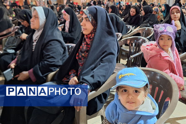 «ضیافت نور» دیدار رمضانی جمعی از بانوان شیراز ، با نماینده ولی فقیه در فارس