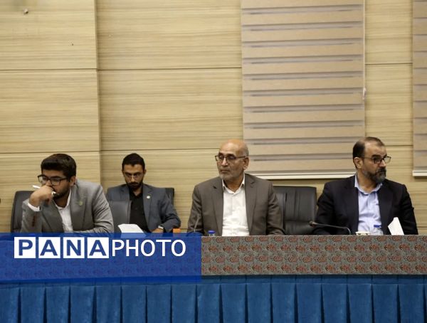 نشست ستاد ساماندهی امور جوانان استان یزد به ریاست استاندار  یزد