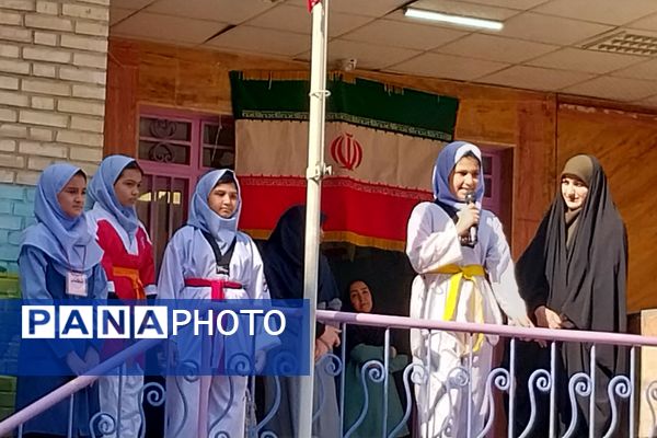 برگزاری نمایشگاه به مناسبت «هفته پدافند غیرعامل» در دبستان شهید مجید مجیدی ناحیه دو شهرری 